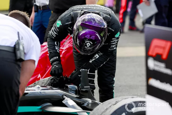 Ganador de la carrera Lewis Hamilton, Mercedes-AMG F1 mirando los daños del neumático de su monoplaza en el Parc Ferme 