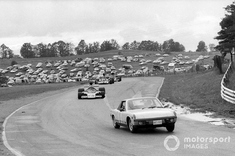 1973: en el Gran Premio de Canadá se utilizó por primera vez un coche de seguridad. La gestión de la carrera se equivocó en el momento oportuno, y el Safety Car dejó al líder a un coche que no era, por lo que la victoria de Peter Revson sigue siendo contr