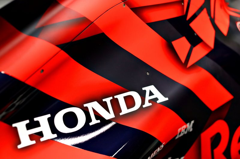 Логотип Honda на кожухе двигателя Red Bull Racing RB15