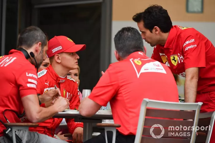 Mick Schumacher, Ferrari, a pranzo con il team Ferrari