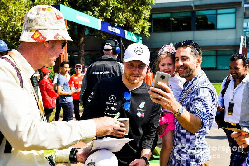 Valtteri Bottas, Mercedes AMG F1, firma autografi ai tifosi