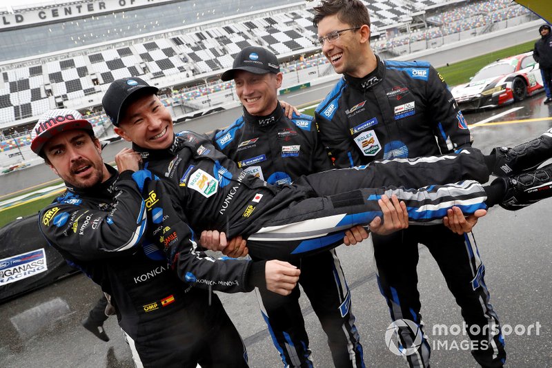 #10 Wayne Taylor Racing Cadillac DPi: Renger Van Der Zande, Jordan Taylor, Fernando Alonso, Kamui Kobayashi, victory celebration