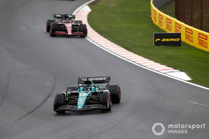 Lance Stroll, Aston Martin AMR23, adelanta a Valtteri Bottas, Alfa Romeo C43