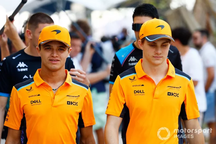 Lando Norris, McLaren, con Oscar Piastri, McLaren 