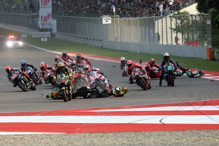 Luca Marini, VR46 Racing Team Accidente en la salida del Sprint