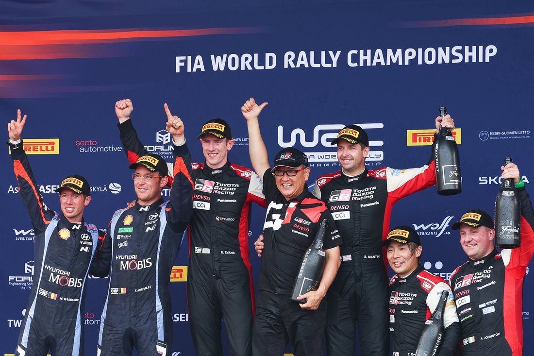 Podio: Ganadores Elfyn Evans, Scott Martin, Toyota Gazoo Racing WRT Toyota GR Yaris Rally1, segundo lugar Thierry Neuville, Martijn Wydaeghe, Hyundai World Rally Team Hyundai i20 N Rally1, tercer lugar Takamoto Katsuta, Aaron Johnston, Toyota Gazoo Racing