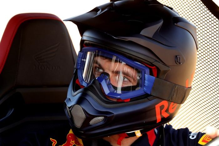 Max Verstappen, Alexander Albon, Red Bull Racing, Red Bull Desert Racing en Skydive Dubai