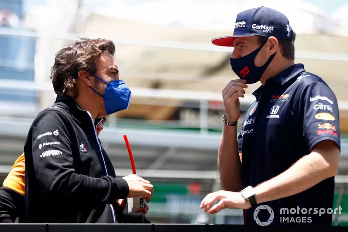 Fernando Alonso, Alpine F1, y Max Verstappen, Red Bull Racing 