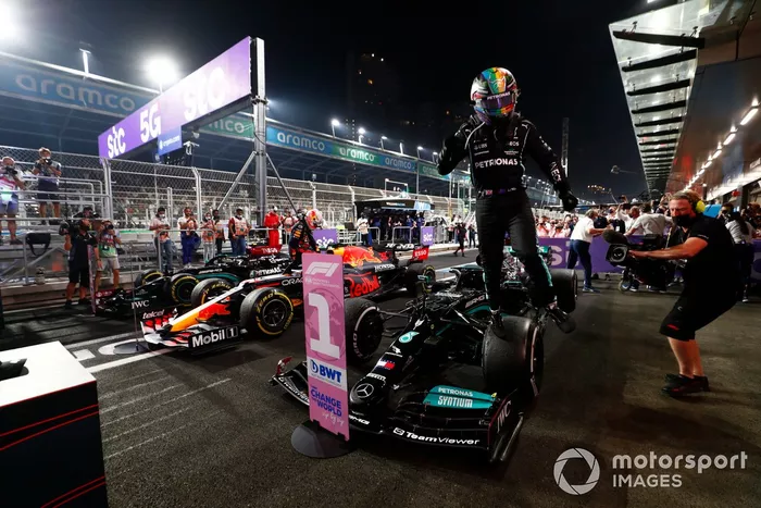Ganador Lewis Hamilton, Mercedes, en Parc Ferme