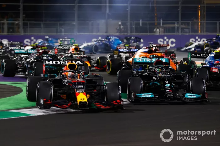 Max Verstappen, Red Bull Racing RB16B, e Lewis Hamilton, Mercedes W12 alla ripartenza