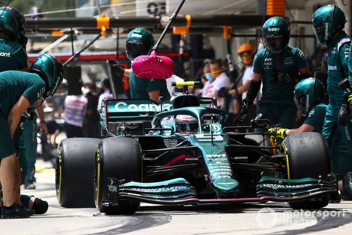 Sebastian Vettel, Aston Martin AMR21, en boxes
