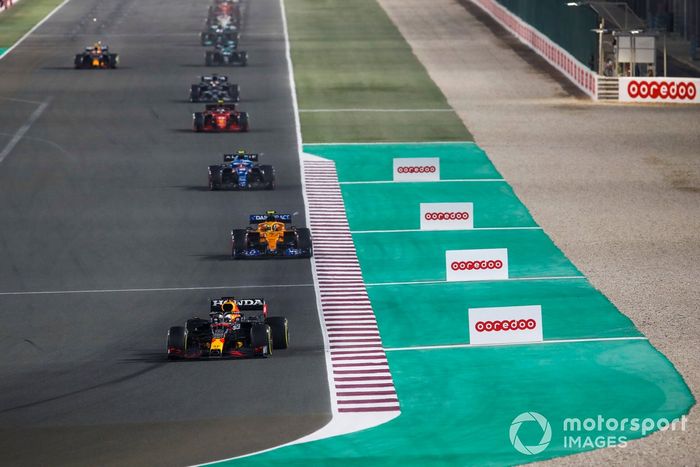 Max Verstappen, Red Bull Racing RB16B, Lando Norris, McLaren MCL35M, Esteban Ocon, Alpine A521, y Carlos Sainz Jr, Ferrari SF21.