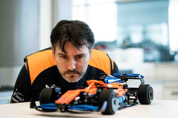 James Key, director técnico de McLaren Racing con el McLaren F1 de LEGO® Technic™
