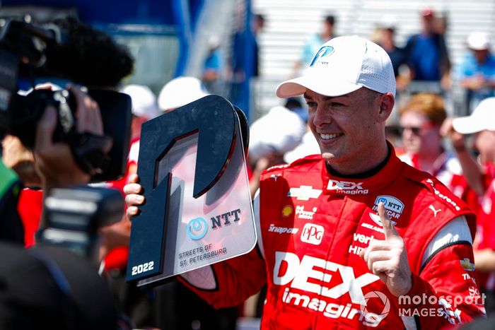 El piloto Scott McLaughlin, del Team Penske Chevrolet, celebra su pole position