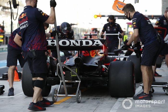 Max Verstappen, Red Bull Racing RB16B, en boxes