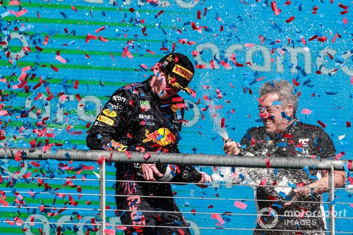 Podio: ganador Max Verstappen, Red Bull Racing y Masashi Yamamoto, Director de Honda Motorsport