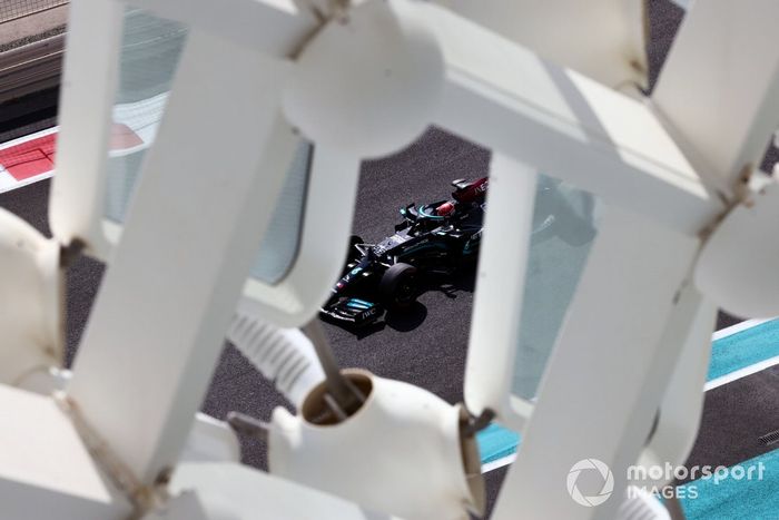 George Russell, Mercedes W10 adaptado (muleto) con los Pirelli de 18 pulgadas 