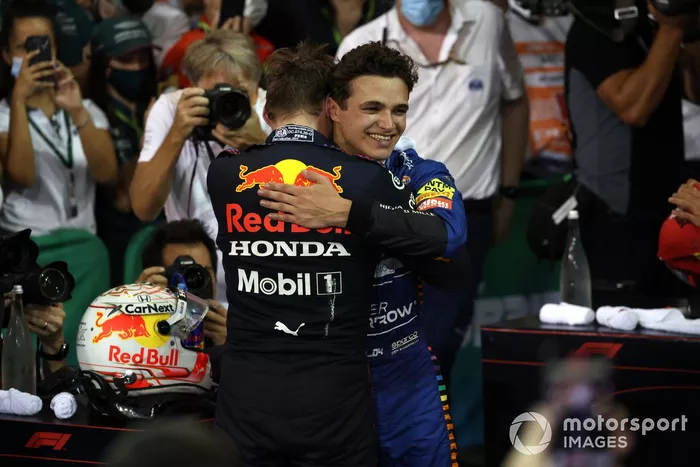 Lando Norris, McLaren, felicita a Max Verstappen, Red Bull Racing, en Parc Ferme