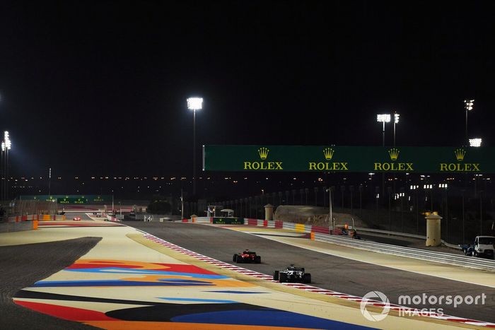 Daniil Kvyat, AlphaTauri AT01, sigue a un Ferrari