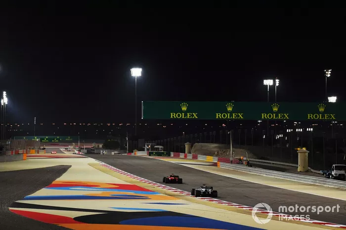 Daniil Kvyat, AlphaTauri AT01, sigue a un Ferrari