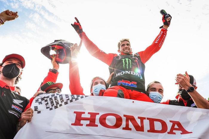 #47 Monster Energy Honda Team: Kevin Benavides celebra con el equipo