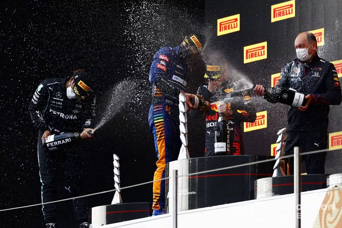 Podio: segundo lugar Lewis Hamilton, Mercedes, ganador de la carrera Max Verstappen, Red Bull Racing y el tercer lugar Lando Norris, McLaren