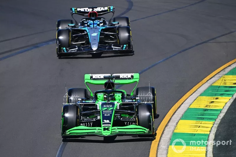 Valtteri Bottas, Kick Sauber C44, George Russell, Mercedes F1 W15