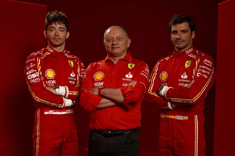 Charles Leclerc, Frederic Vasseur, Team Principal e Direttore Generale, Scuderia Ferrari, Carlos Sainz, Ferrari