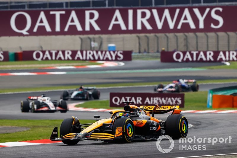 Oscar Piastri, McLaren MCL38, Kevin Magnussen, Haas VF-24, George Russell, Mercedes F1 W15