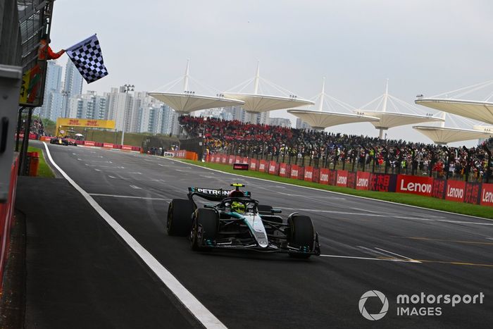 Lewis Hamilton, Mercedes F1 W15, 2ª posición, pasa por la bandera a cuadros al final de la Sprint Race