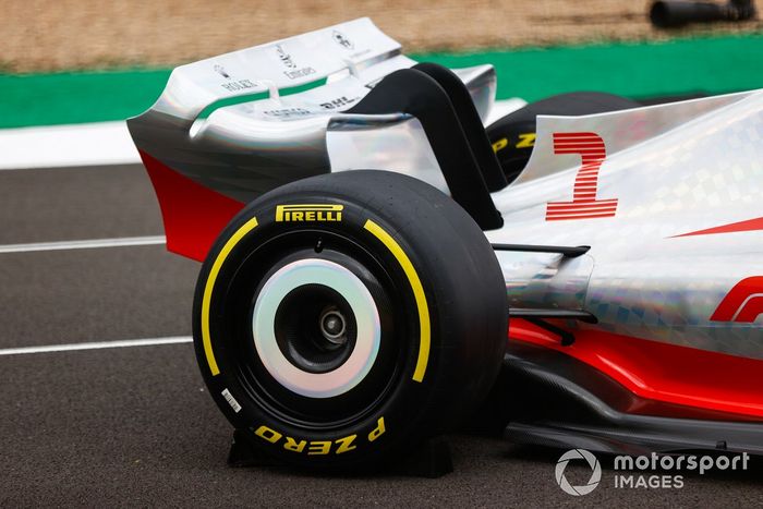 Detalle del alerón trasero del coche de Fórmula 1 2022