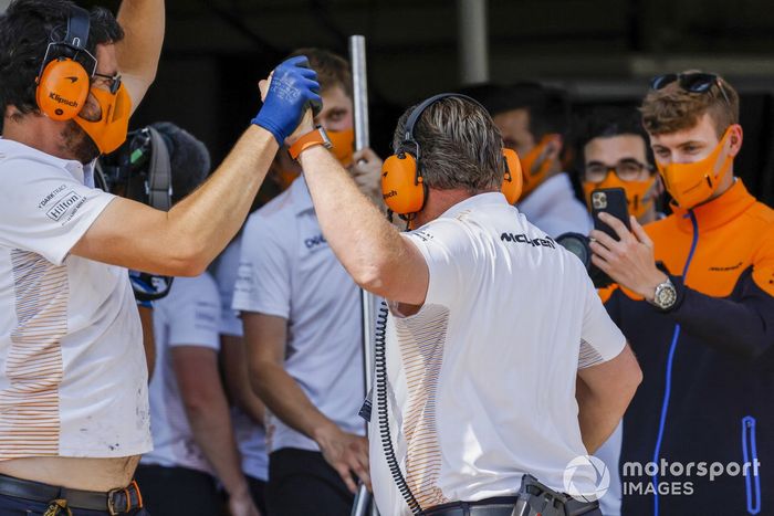 Zak Brown, director general de McLaren Racing, celebra con sus compañeros de equipo tras la clasificación