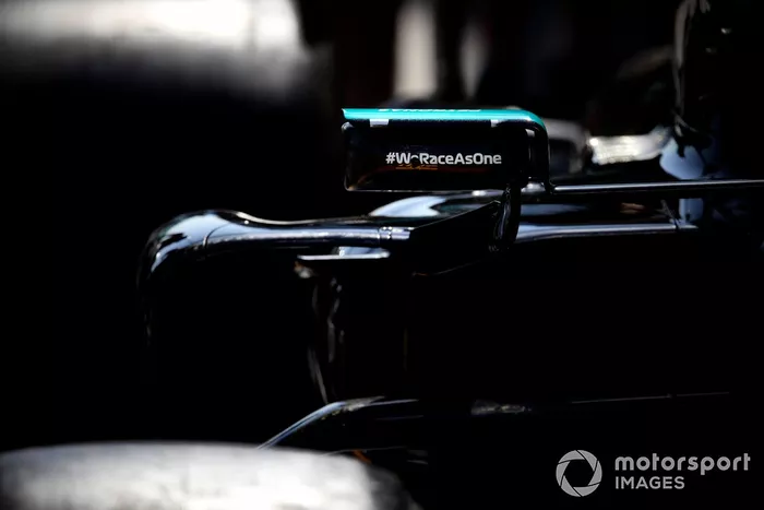Il logo We Race As One sullo specchietto di Lewis Hamilton, Mercedes W12