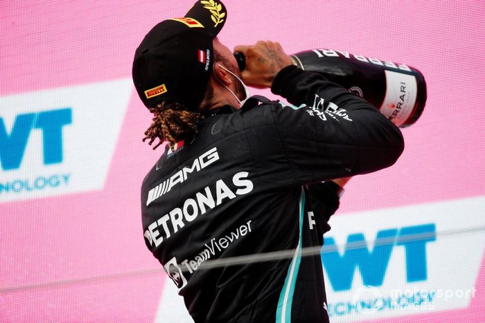 Podio: segundo lugar Lewis Hamilton, Mercedes