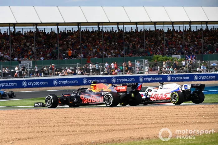 Sergio Pérez, Red Bull Racing RB16B, Nikita Mazepin, Haas VF-21