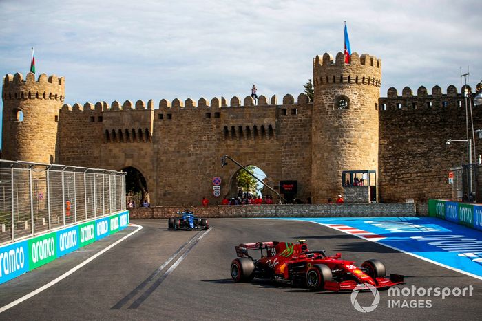 Carlos Sainz Jr., Ferrari SF21, Fernando Alonso, Alpine A521