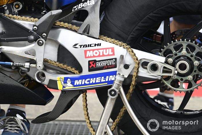 Detalle de la cadena de la moto de Alex Rins, Team Suzuki MotoGP