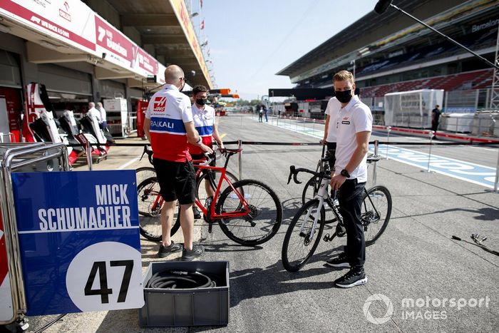 Mick Schumacher, Haas F1 en bicicleta