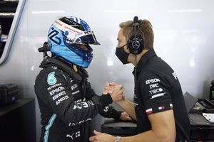 Valtteri Bottas, Mercedes, with his engineer