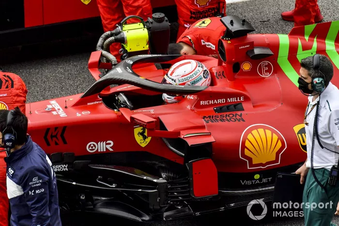 Charles Leclerc, Ferrari SF21, en la parrilla