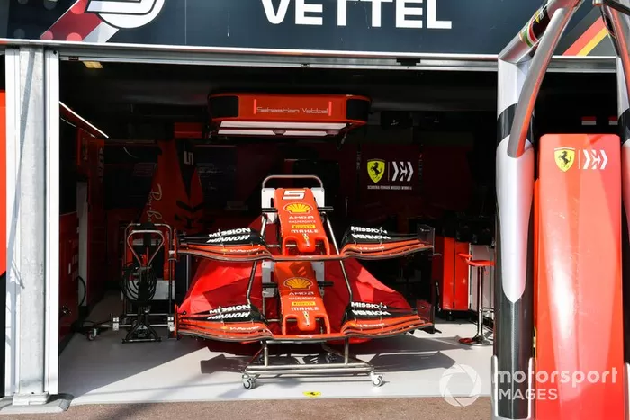Alerón delantero de repuesto en el box de Ferrari