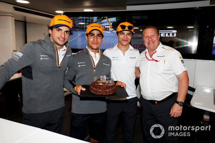 Sergio Sette Camara, McLaren, celebra su cumpleaños 21 con Carlos Sainz Jr, McLaren, Lando Norris, McLaren, Zak Brown, Director Ejecutivo, McLaren, y el equipo McLaren