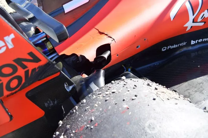 La suspensión dañada del coche de Sebastian Vettel, Ferrari SF90
