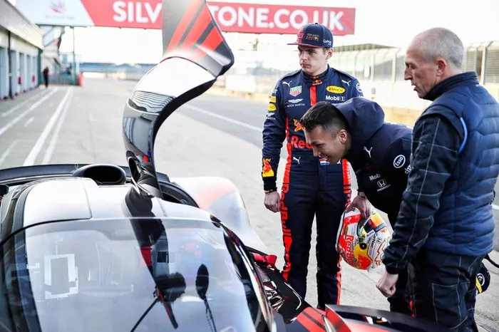 Max Verstappen y Alexander Albon, pilotos de Red Bull Racing, hablan con el probador del Red Bull Racing Aston Martin Valkyrie, Chris Goodwin