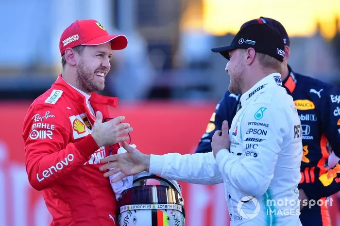 Sebastian Vettel, Ferrari, felicita al ganador de la pole Valtteri Bottas, Mercedes AMG F1