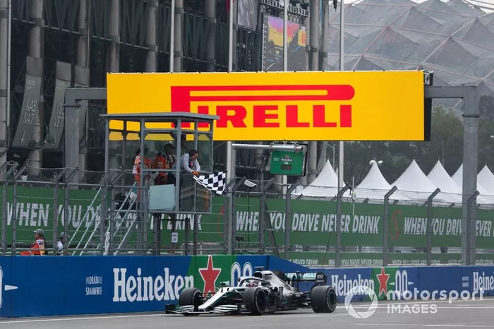 Ganador de la carrera Lewis Hamilton, Mercedes AMG F1 cruza la línea de meta