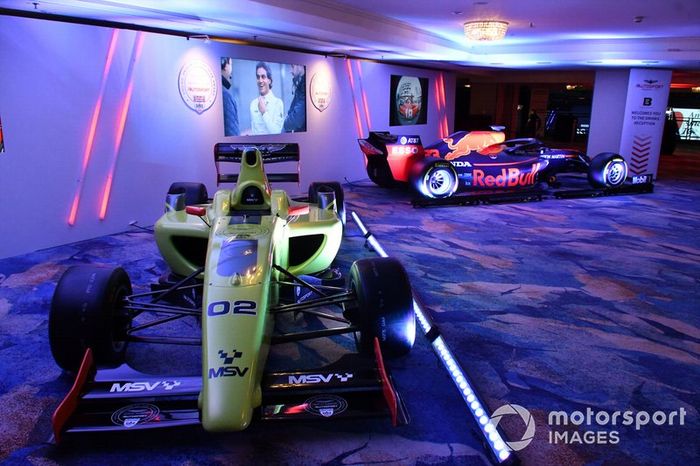 MSV F2 y Red Bull Racing RB15 F1 