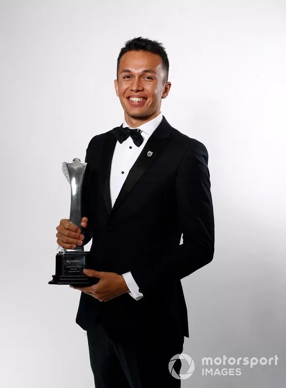 Alexander Albon con su premio Novato del Año