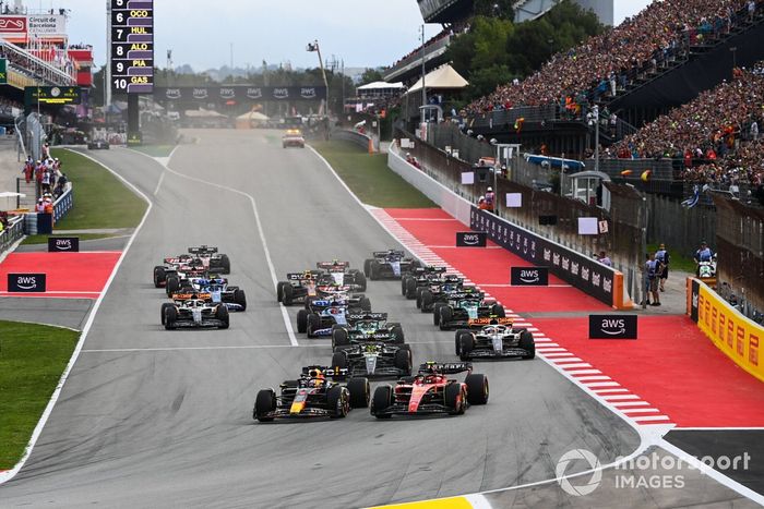 Max Verstappen, Red Bull Racing RB19, Carlos Sainz, Ferrari SF-23, Lewis Hamilton, Mercedes F1 W14, Lando Norris, McLaren MCL60, Lance Stroll, Aston Martin AMR23, el resto de la parrilla en la salida.
