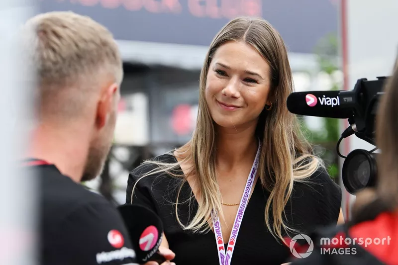 Un membre de l'équipe viaplay media interviewe Kevin Magnussen, Haas F1 Team